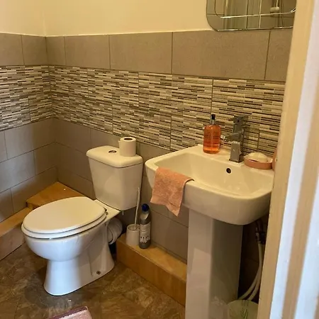 Apartment Studio And 1 Bedroom Apartments Roundhay Rd Leeds (West Yorkshire)