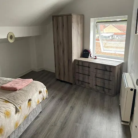 Apartment Studio And 1 Bedroom Apartments Roundhay Rd *