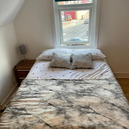 Studio And 1 Bedroom Apartments Roundhay Rd *