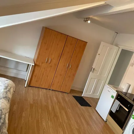 Studio And 1 Bedroom Apartments Roundhay Rd * Leeds (West Yorkshire)